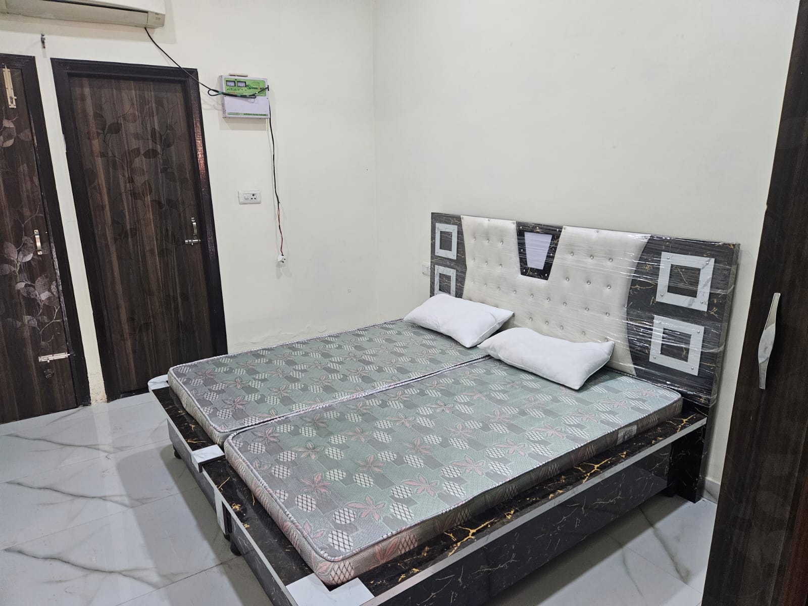 1 Room With Kitchen For Rent In Ranjit Avenue 